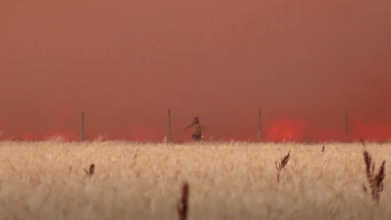 VIDEO. Cu hainele in flacari, un barbat se salveaza in ultimul moment dintr-un incendiu urias din nordul Spaniei Imagine