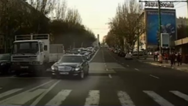 VIDEO. Cu masina de lux pe contrasens, la Chisinau Imagine