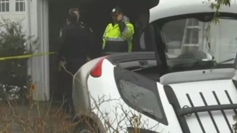 VIDEO. Cu masina in groapa de trei metri. O americanca a ramas blocata in vehicul, dupa ce pamantul s-a surpat Imagine