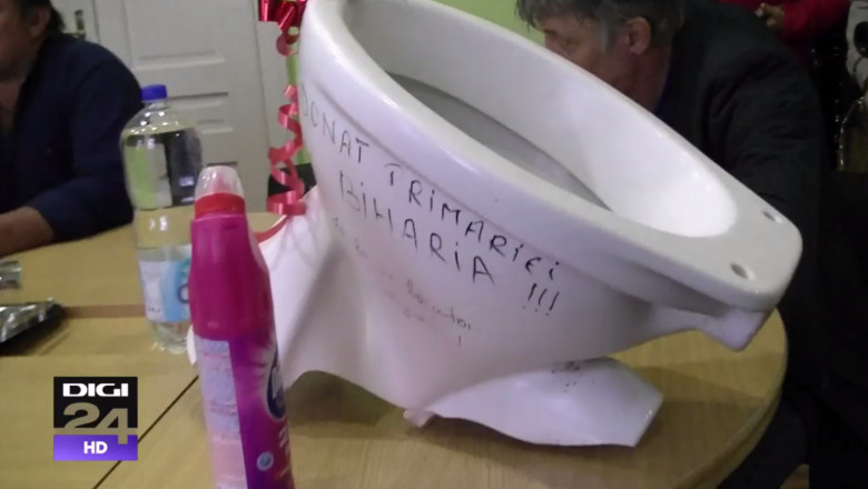 VIDEO. Cu vasul de toaleta la sedinta Consiliului Local Imagine