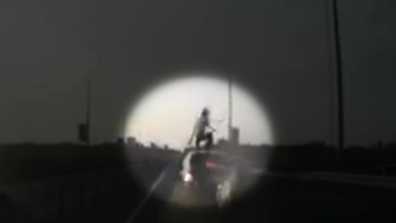 VIDEO. Cum a reusit un motociclist sa scape dintr-un accident fatal Imagine