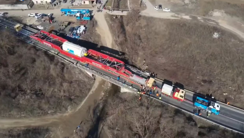 VIDEO Cum a trecut transportul agabaritic record pentru Romania peste podul din Conop, Arad: S-a utilizat cu succes tehnologia flyover Imagine