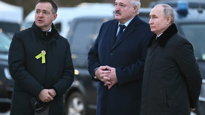 VIDEO Cum au ajuns Putin si Lukasenko sa fie inconjurati de oameni care par sa poarte culorile steagului Ucrainei Imagine