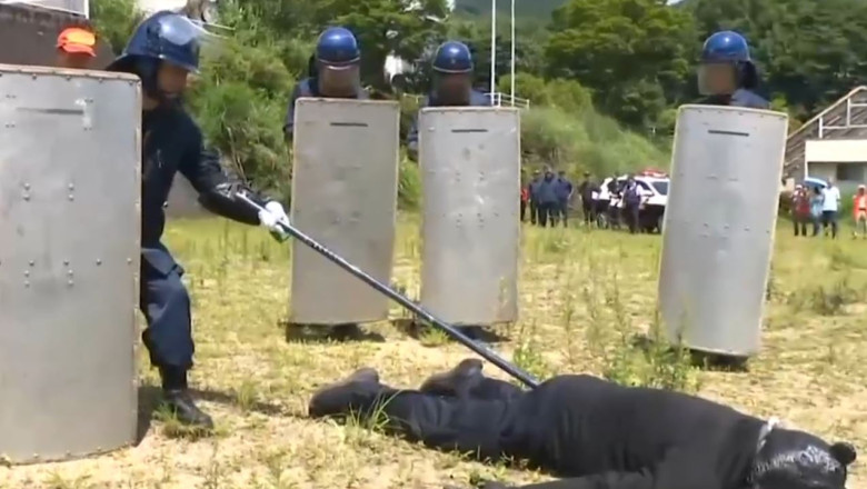 VIDEO Cum decurge un exercitiu de pregatire pentru atacurile ursilor in Japonia Imagine