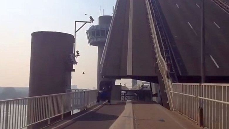VIDEO Cum distrugi o masina: o parchezi pe un pod mobil. Se intampla la Rotterdam, in Olanda Imagine
