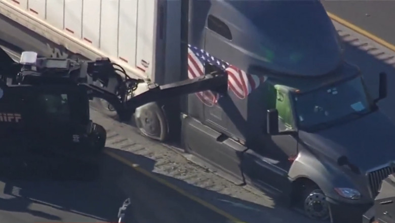 VIDEO. Cum intervin trupele SWAT cand un sofer de TIR nu opreste. Un vehicul blindat „rupe” cabina camionului Imagine