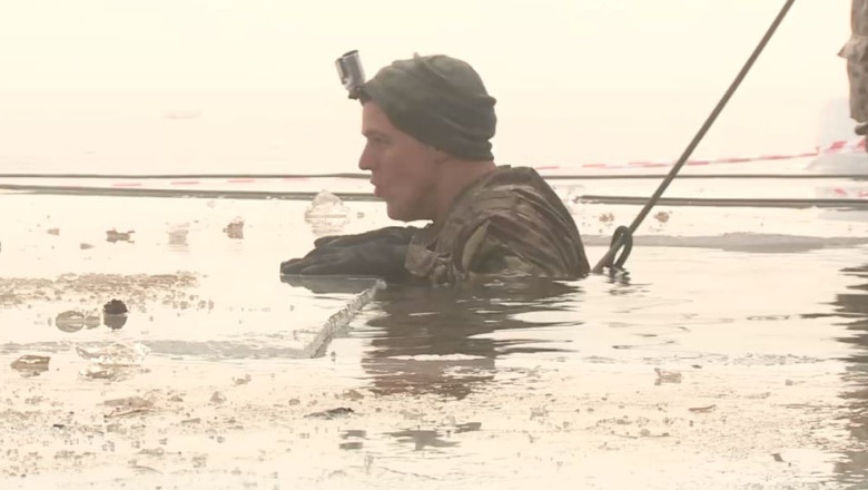 VIDEO. Cum se antreneaza militarii NATO ca sa reziste in ape inghetate Imagine