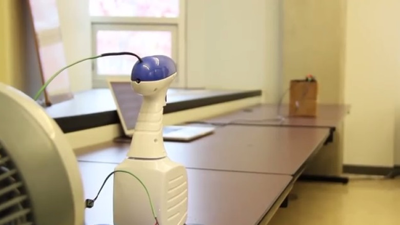 VIDEO. Cum se trimite un SMS folosind doar un ventilator si vodca Imagine