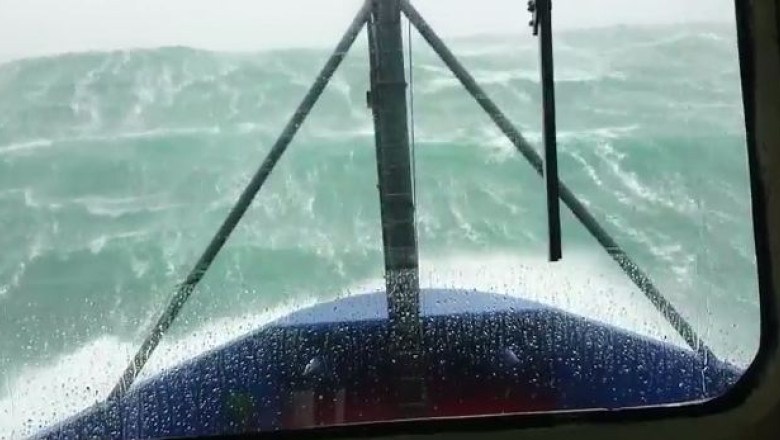 VIDEO. Cum se vede o furtuna cu valuri de peste 15 metri de la carma unei nave Imagine