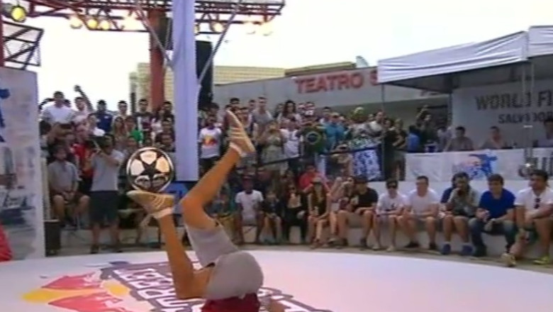 VIDEO. Cum stapaneste mingea de fotbal campionul mondial la freestyle Imagine