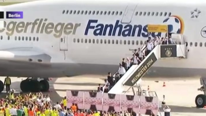 VIDEO. Cupa Mondiala a ajuns in Germania. Echipa nationala, ovationata de sute de mii de fani pe aeroportul din Berlin Imagine