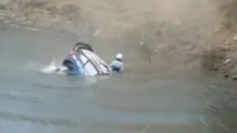 VIDEO. Cursa incheiata in lac. Echipa Estoniei a scapat teafara dupa un accident la raliu, in Mexic Imagine