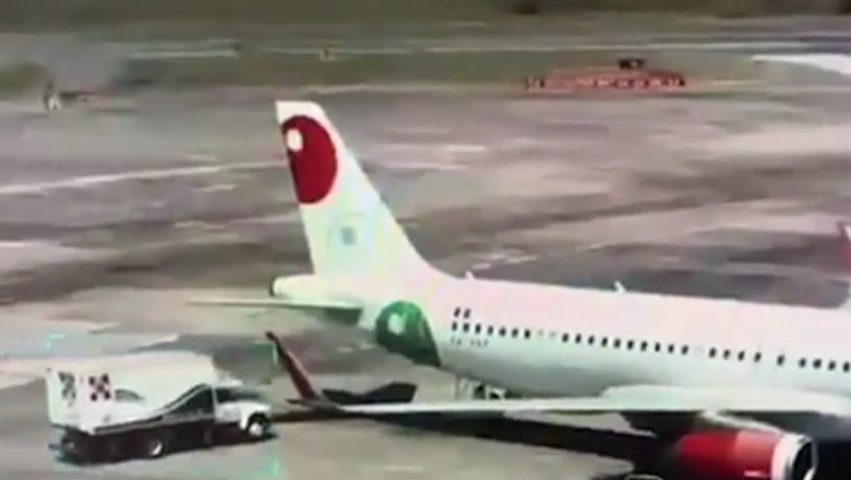 VIDEO. Daune importante dupa ce un avion care tocmai aterizase a fost lovit de un camion de catering Imagine