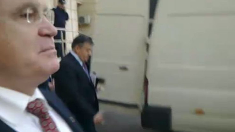 VIDEO. Deputatii din Comisia juridica au iesit pe usa din dos a Ministerului Justitiei Imagine