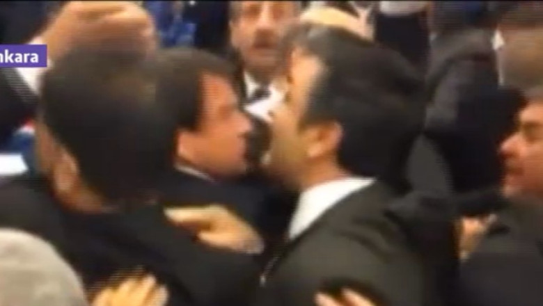 VIDEO. Deputatii turci s-au luat la bataie in Parlament Imagine