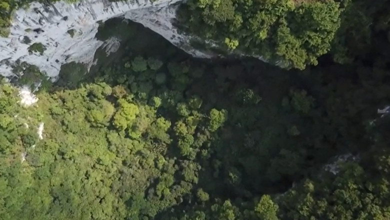 VIDEO. Descoperire impresionanta facuta intr-o groapa adanca de 192 de metri, in China Imagine