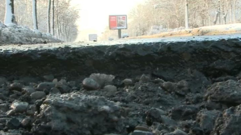 VIDEO. Din groapa in groapa, spre Cotroceni. La doi pasi de sediul Presedintiei, asfaltul e ciuruit Imagine