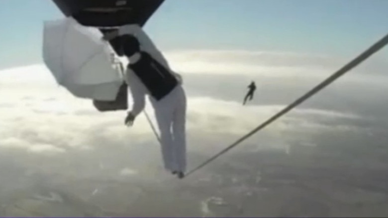 VIDEO. Doi acrobati incearca sa mearga pe franghie intre doua baloane Imagine