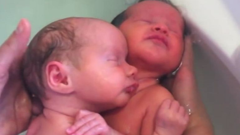 VIDEO. Doi bebelusi au stat imbratisati pe tot parcursul imbaierii Imagine