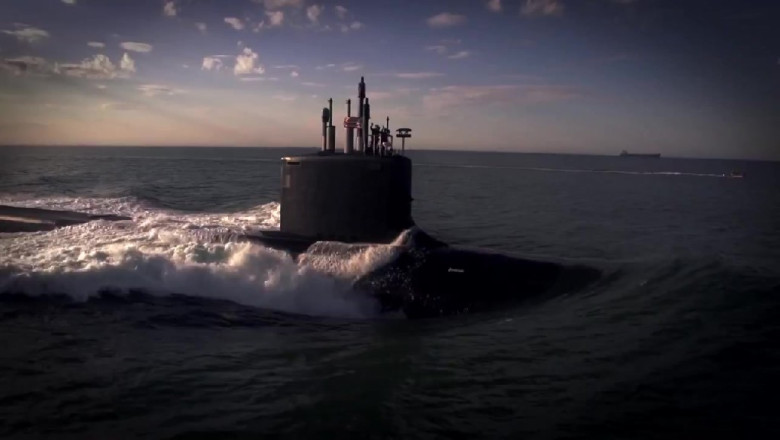 VIDEO. Doi delfini au inotat alaturi de submarinul Minnesota Imagine