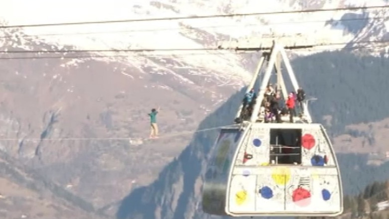VIDEO. Doi francezi au traversat o prapastie la 60 de metri inaltime Imagine