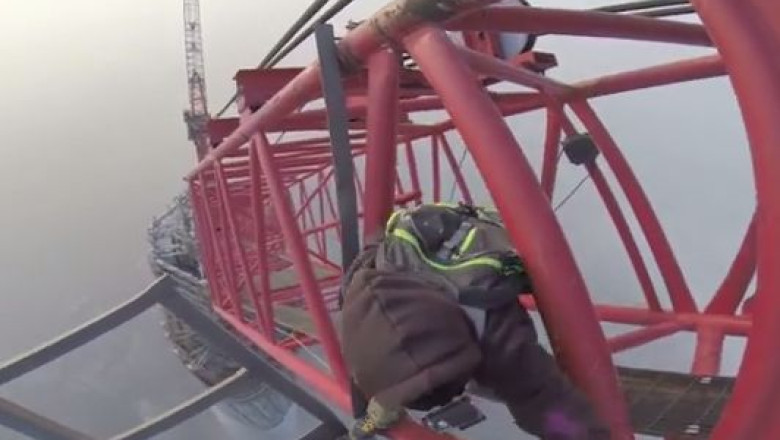 VIDEO. Doi iubitori de adrenalina din Rusia au urcat pe a doua cea mai inalta cladire din lume Imagine