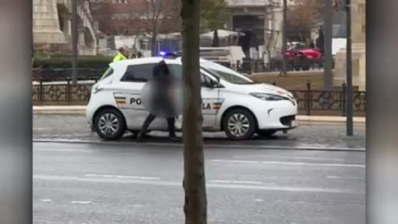 VIDEO. Doi politisti locali au pornit girofarul masinii ca sa parcheze ilegal pe trotuar Imagine