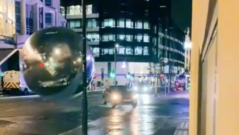 VIDEO. Doua globuri uriase luate de vant au provocat haos in centrul Londrei Imagine