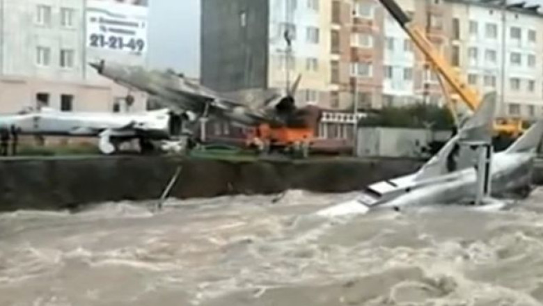 VIDEO. Doua MiG-uri, luate de ape Imagine