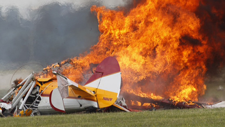 VIDEO. Doua persoane au murit la un show aviatic din SUA Imagine