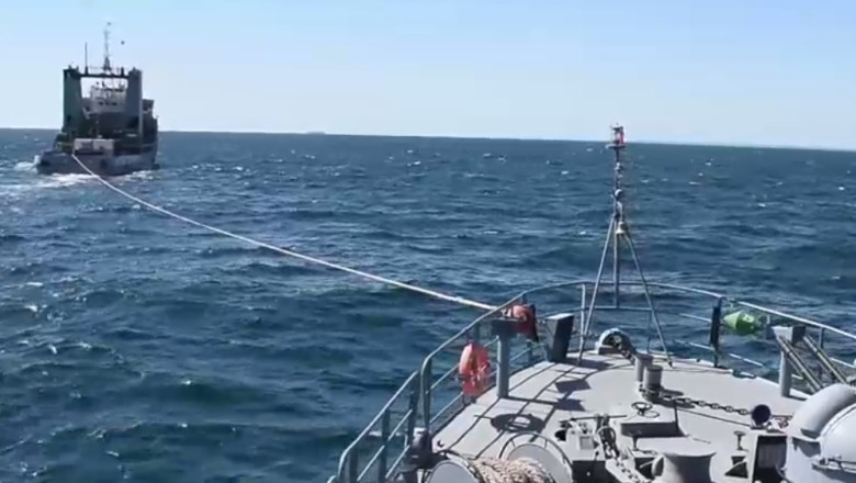 VIDEO. Dragorul maritim avariat dupa ce a lovit o mina a fost adus in port. Cei 75 de militari de pe nava au stat toata noaptea in larg Imagine