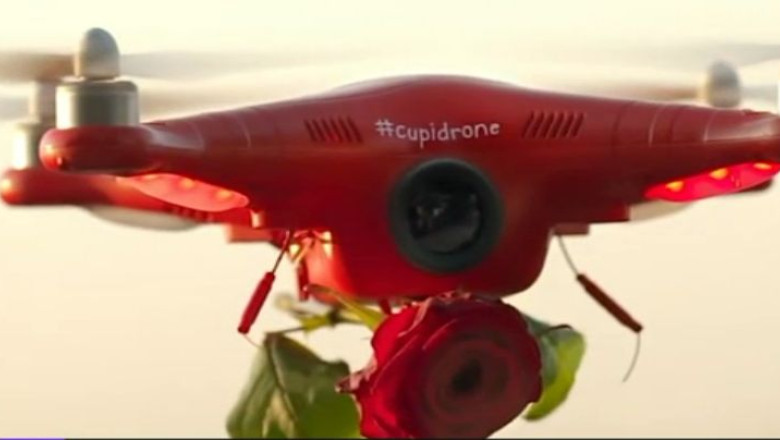 VIDEO. Drona care imparte trandafiri rosii la Verona Imagine