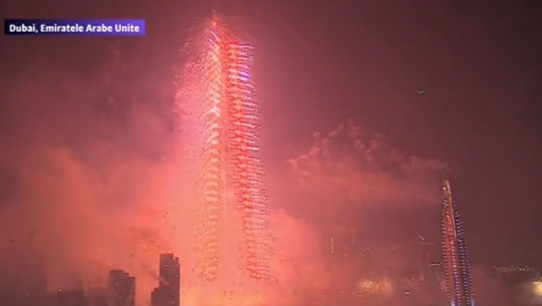 VIDEO. Dubai, spectacol grandios de artificii la trecerea in noul an Imagine