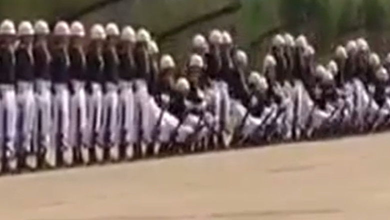 VIDEO. Efect de domino la o parada militara Imagine