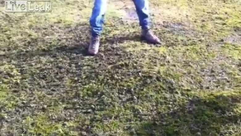 VIDEO. Efectele ploilor abundente din Marea Britanie: pungi de apa sub un strat subtire de pamant Imagine