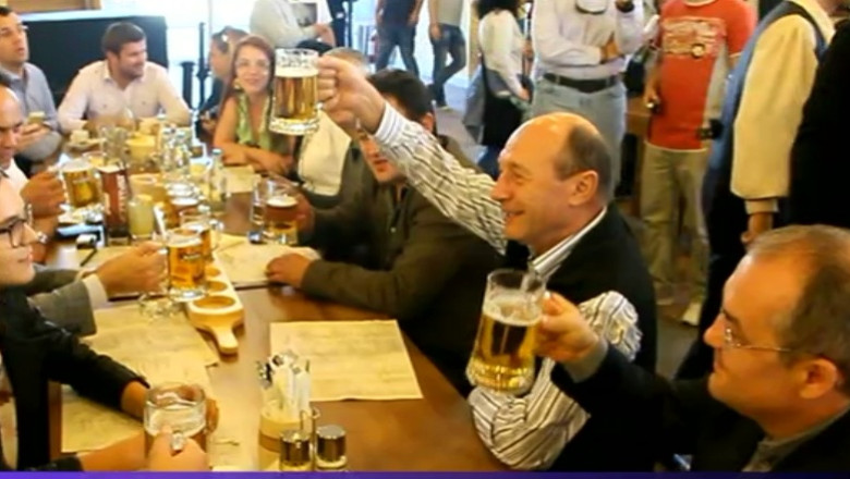 VIDEO. Elena Udrea, la bere cu Traian Basescu. Presedintele, incantat de sintagma „Premierul - agentul 000” Imagine