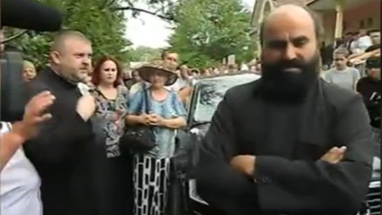 VIDEO. Episcop cu limuzina, huiduit de credinciosi Imagine