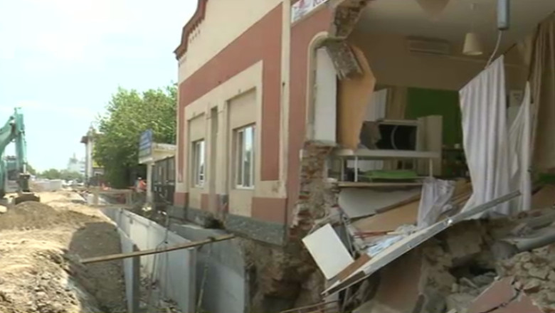 VIDEO. Fatada unei cladiri din Timisoara, distrusa de un excavator Imagine