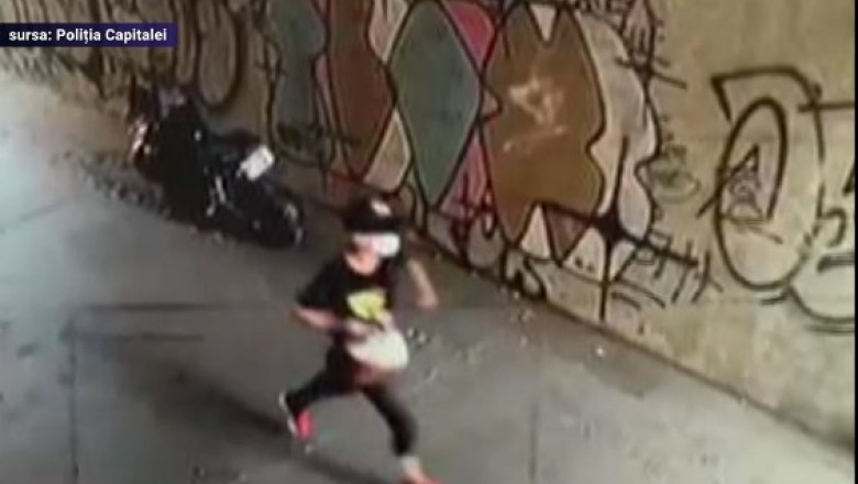 VIDEO Femeie de 78 de ani jefuita pe o strada din Bucuresti. Politia cere ajutorul populatiei pentru gasirea hotului Imagine
