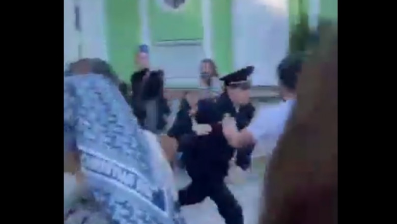 VIDEO. Femeile din Daghestan ii alearga pe politisti, la un miting anti-mobilizare. Putin a trimis Garda Nationala Imagine