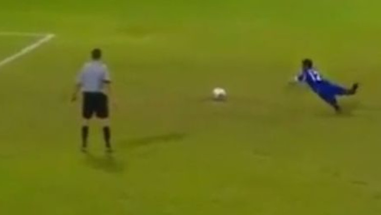 VIDEO. Fenta pentru dezorientarea portarului. Cum se executa un penalty la nationala statului Maldive Imagine