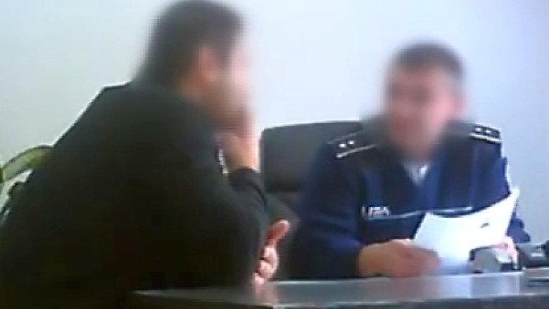 VIDEO Flagrant delict la Timisoara. Un sofer ofera mita chiar la sediul Politiei Imagine