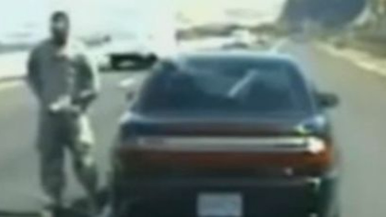 VIDEO. Focuri de arma pe o autostrada din SUA. Suparat ca a fost tras pe dreapta, un sofer trage in agentii de politie Imagine