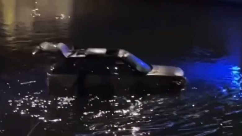 VIDEO, FOTO. Un sofer din Capitala a cazut cu masina in Dambovita Imagine