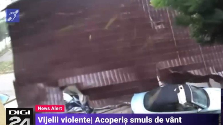 VIDEO Furtuni violente in tara. Un acoperis smuls de vant a distrus doua masini parcate, in Satu Mare Imagine