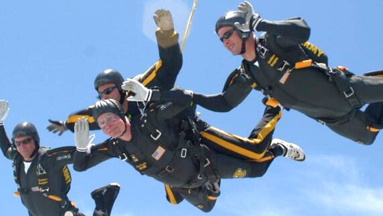 VIDEO George Bush senior, salt cu parasuta la 90 de ani. Fostul presedinte american a avut parte de o aterizare dura Imagine