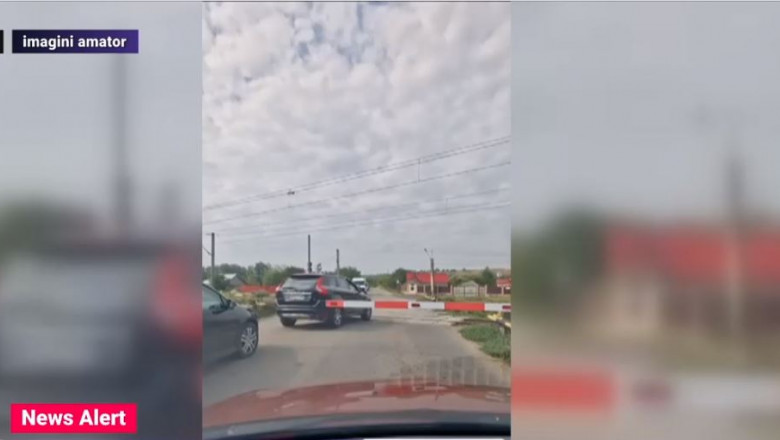 VIDEO Gest inconstient al unor soferi care traverseaza calea ferata, desi venea trenul, iar barierele erau coborate Imagine