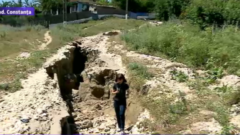 VIDEO. Gropi adanci de patru metri pe strazile dintr-un sat din Constanta Imagine