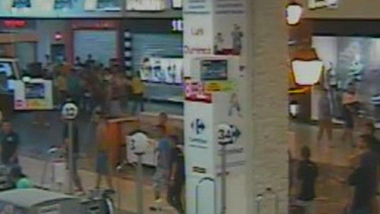 VIDEO. Hipermarket devastat de suporteri ai echipei Petrolul Imagine