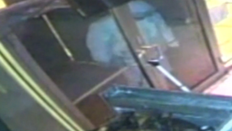 VIDEO. Hotul care nu a reusit sa treaca de usa descuiata Imagine